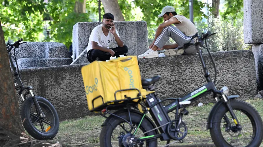 Per rispettare gli impegni di consegna spesso i rider sfrecciano in città con mezzi modificati