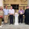 I membri del comitato con Colasio e la croce