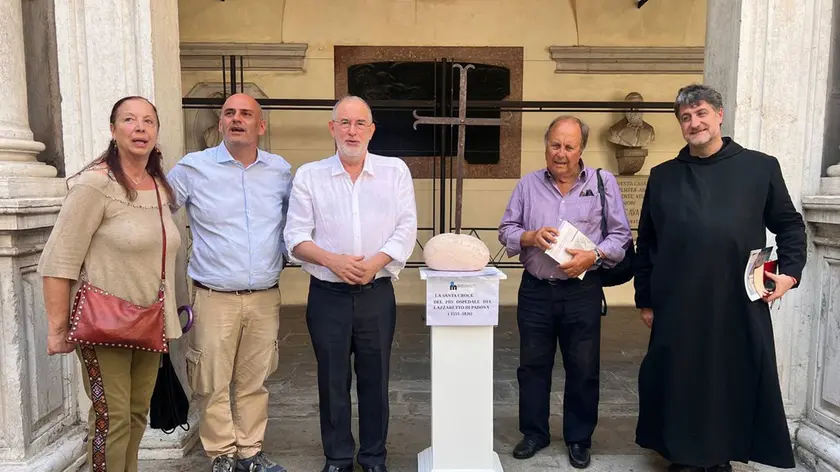 I membri del comitato con Colasio e la croce