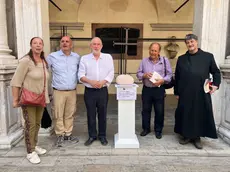 I membri del comitato con Colasio e la croce