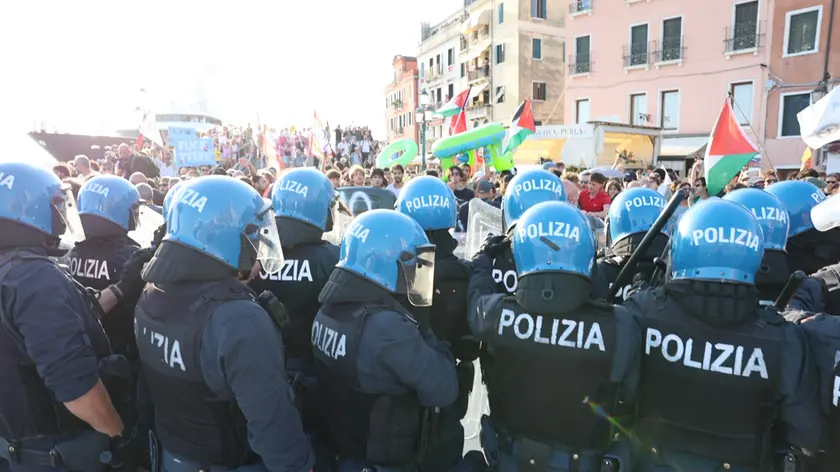 Uno dei momenti di tensione tra manifestanti e polizia