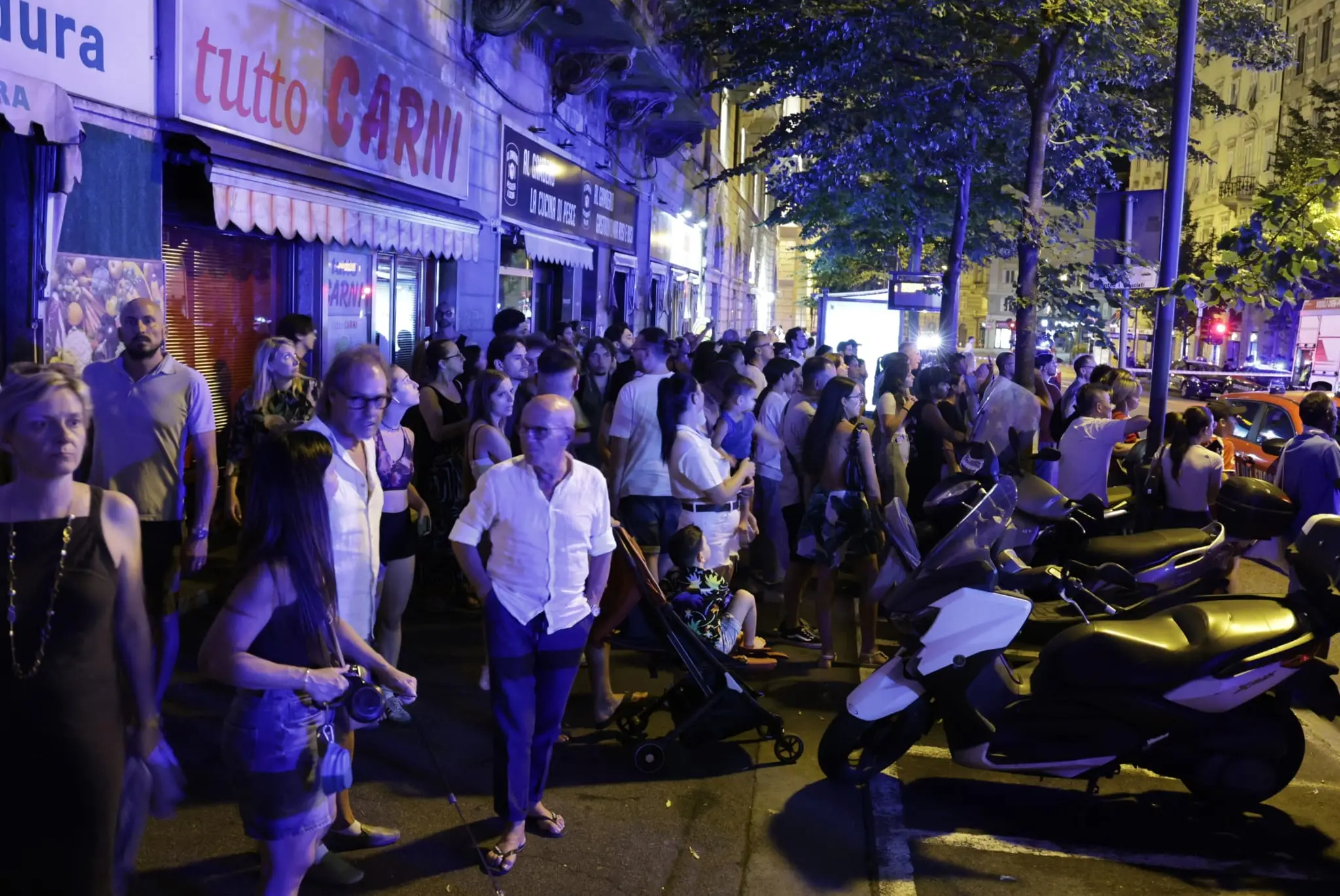 Decine le persone in strada, molti di loro sono i condòmini fatti evacuare dai vigili del fuoco