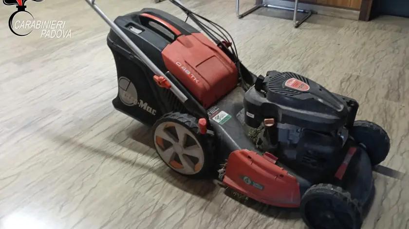 Il tagliaerba sequestrato dai carabinieri