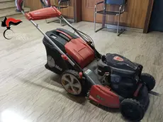 Il tagliaerba sequestrato dai carabinieri