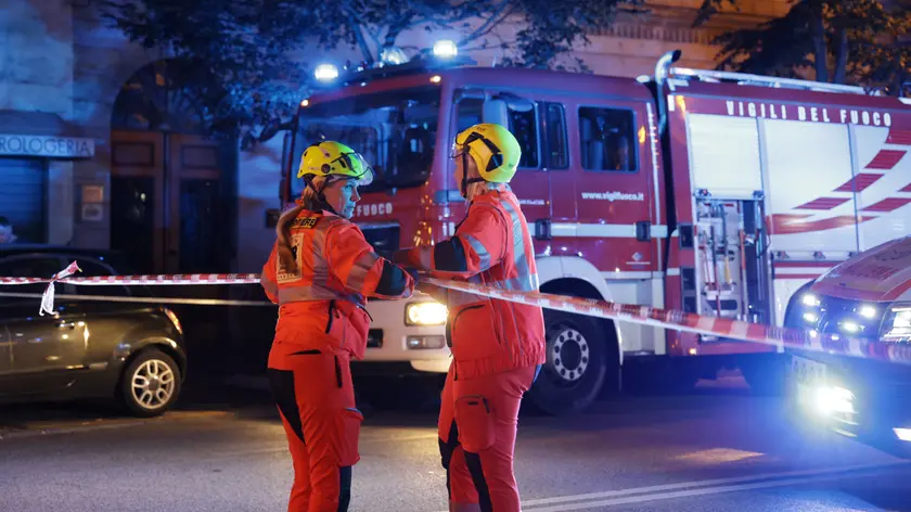 I soccorsi in via Battisti venerdì sera (foto Andrea Lasorte)