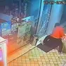 Il ladro che tenta di sfondare la porta della tabaccheria