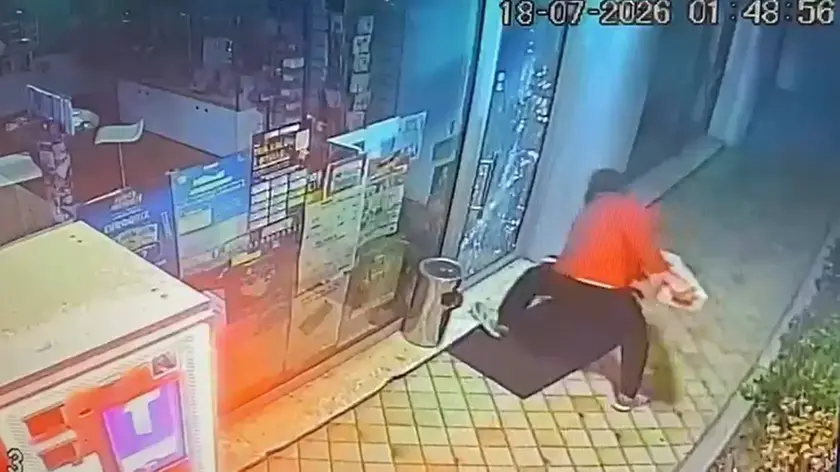 Il ladro che tenta di sfondare la porta della tabaccheria