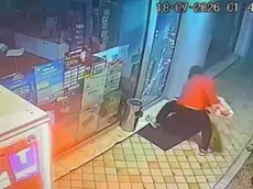 Il ladro che tenta di sfondare la porta della tabaccheria