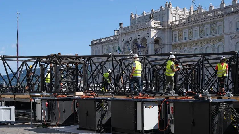 L’allestimento del palco che ospiterà i due concerti in piazza Unità (foto Massimo Silvano)