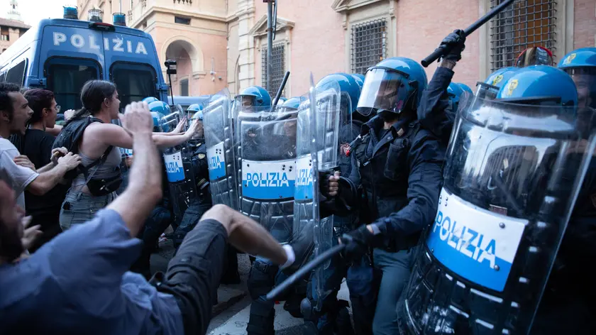 https://images.mattinopadova.it/view/acePublic/alias/contentid/1sl41i6wtd4ur6lg349/0/copia-di-momenti-di-tensione-tra-manifestanti-e-polizia-a-bologna.webp?f=16%3A9&amp;w=840