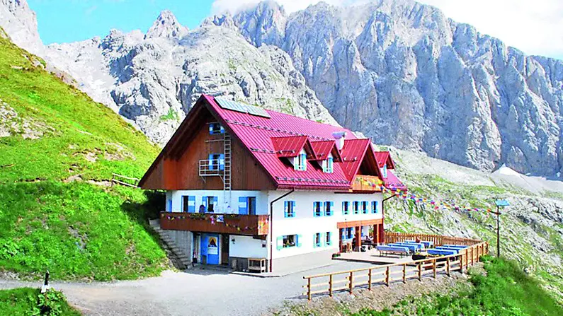 Una spettacolare veduta del rifugio Marinelli sul monte Coglians e delle vette circostanti foto d’archivio