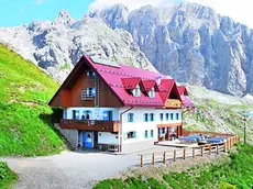 Una spettacolare veduta del rifugio Marinelli sul monte Coglians e delle vette circostanti foto d’archivio