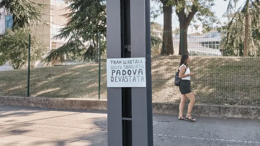 Uno dei cartelli di protesta contro il tram