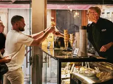Il mastro gelatiere Davide Causin serve il gelato dal banco di Gelo, in Rugagiuffa