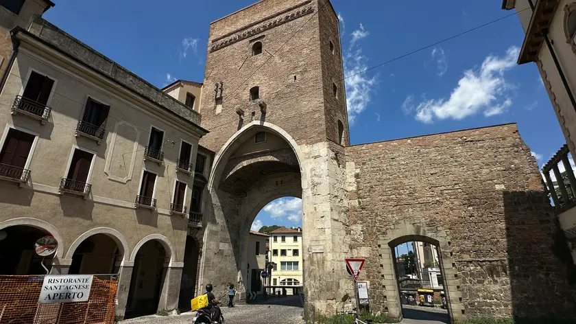 https://images.mattinopadova.it/view/acePublic/alias/contentid/1sns0ttpp8ipwly6ef0/0/copia-di-padova-centro-storico-porta-molino.webp?f=16%3A9&amp;w=840