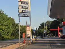 Benzina verso i 2 euro al litro
