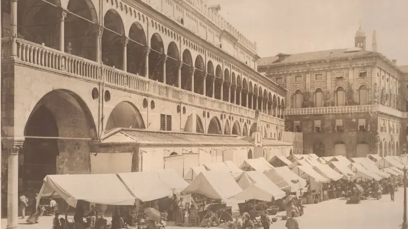 Una immagine storica di Palazzo della Ragione