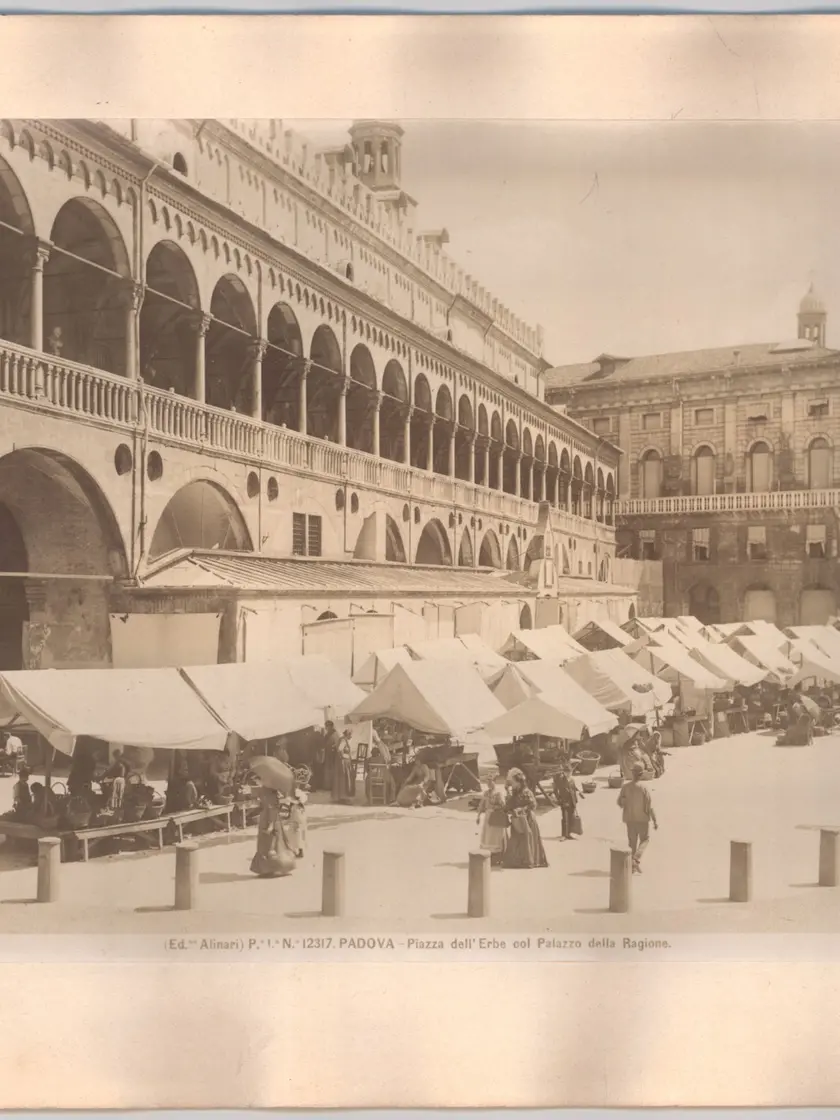 Una immagine storica di Palazzo della Ragione