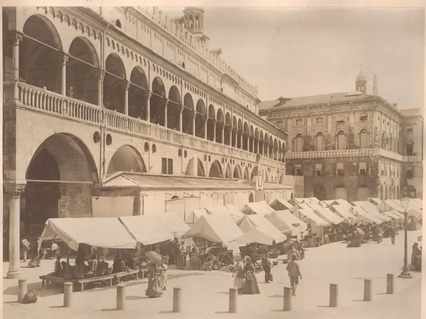 Una immagine storica di Palazzo della Ragione