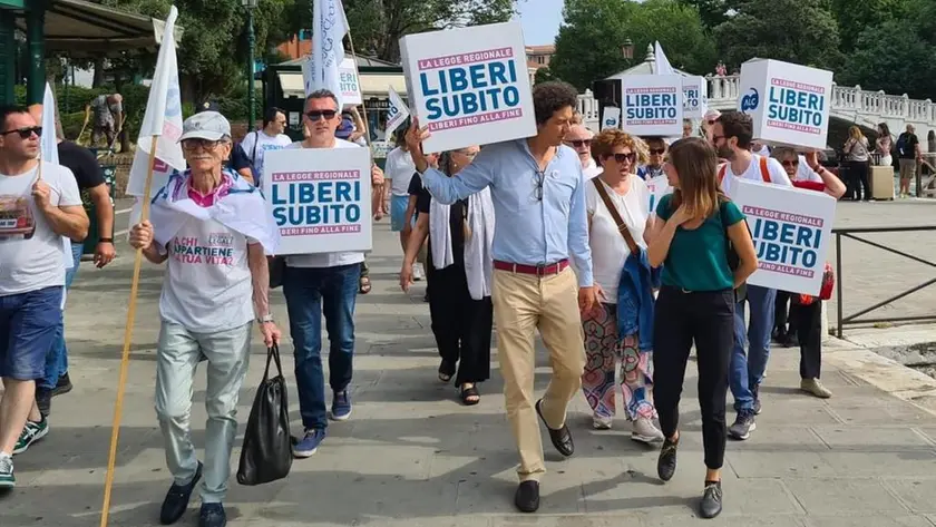 Una manifestazione per il "sì" al suicidio assistito