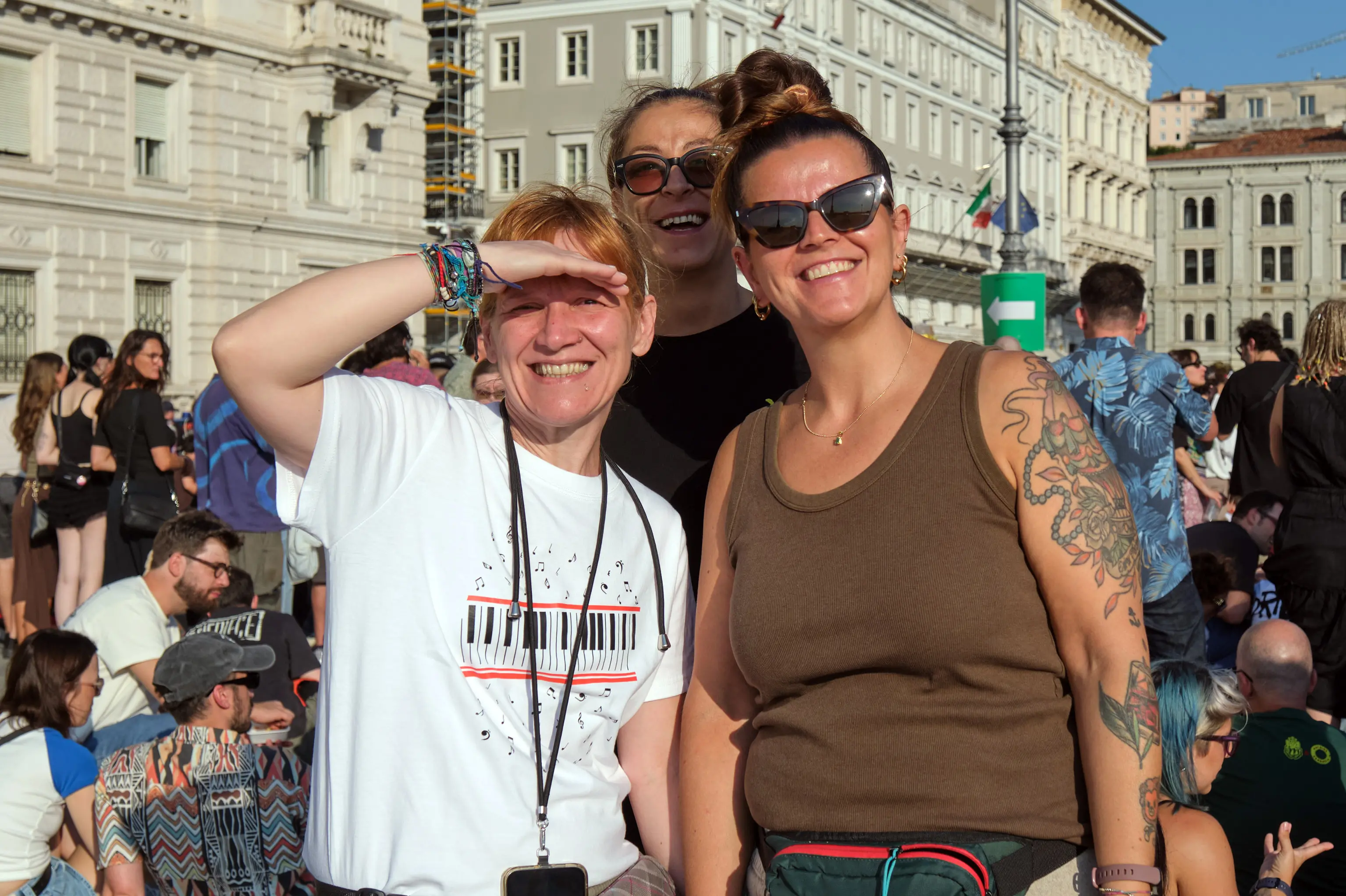 Tra le prime a mettersi in fila già alle 14, sotto il sole, in via Carlo, per accaparatsi un posto proprio sotto il palco sono state due ragazze di Lumignano, in provincia di Vicenza: Anna e Lory. Sono due delle 16.000 fan che hanno atteso impazienti per ore pur di vedere e ascoltare dal vivo i Gorillaz. Nelle foto di Massimo Silvano e Andrea Lasorte, la giornata dei fan che hanno invaso la città