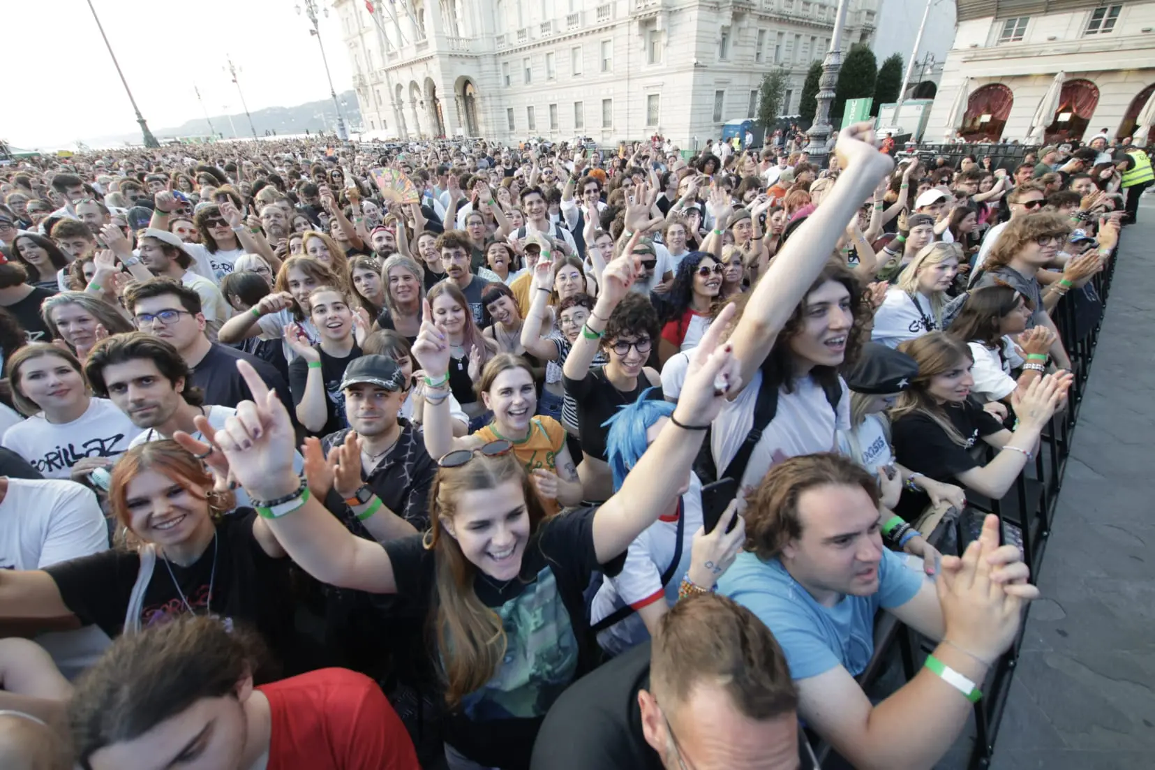 Tra le prime a mettersi in fila già alle 14, sotto il sole, in via Carlo, per accaparatsi un posto proprio sotto il palco sono state due ragazze di Lumignano, in provincia di Vicenza: Anna e Lory. Sono due delle 16.000 fan che hanno atteso impazienti per ore pur di vedere e ascoltare dal vivo i Gorillaz. Nelle foto di Massimo Silvano e Andrea Lasorte, la giornata dei fan che hanno invaso la città