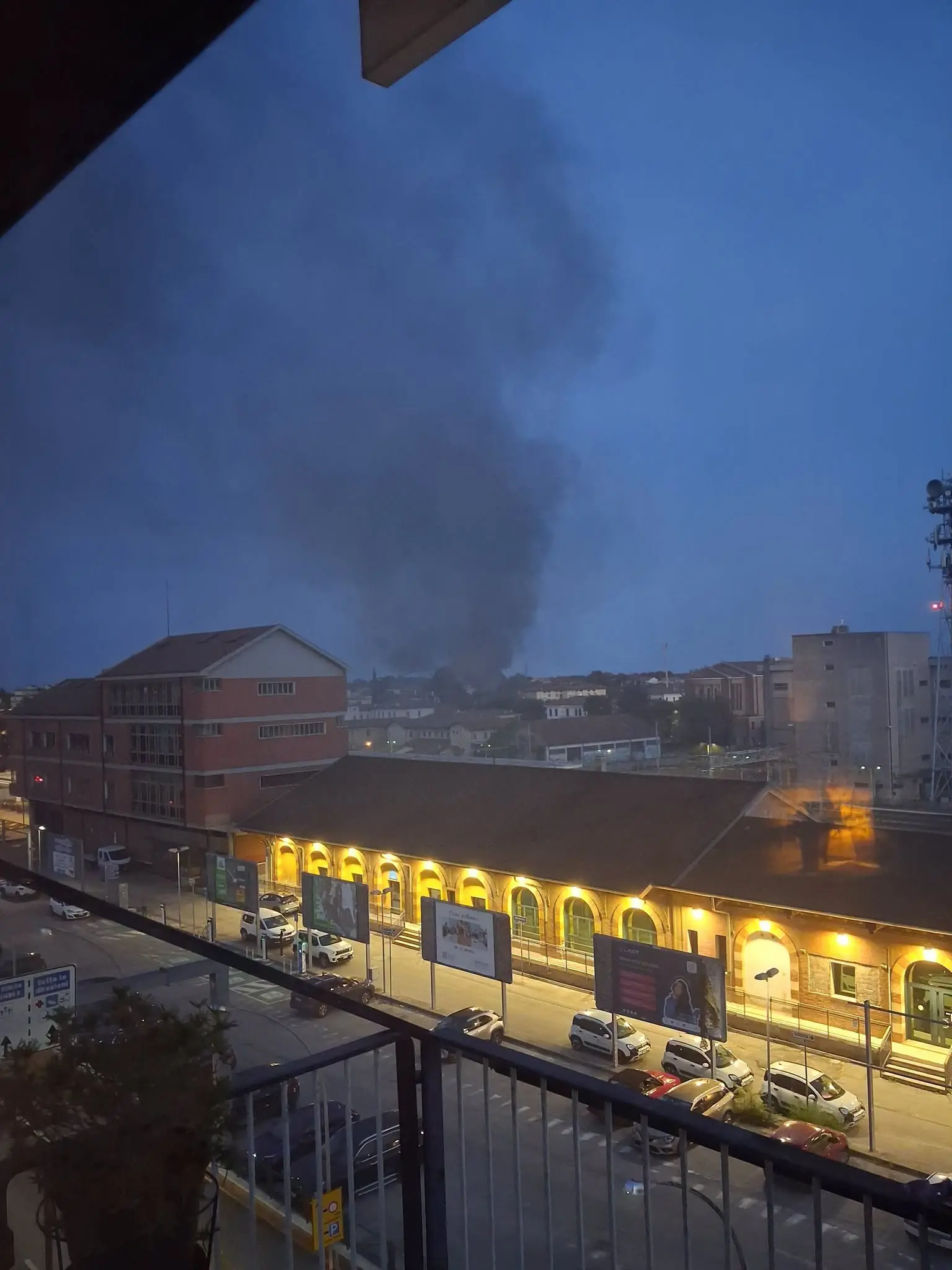 La colonna di fumo è stata vista in tutta la città