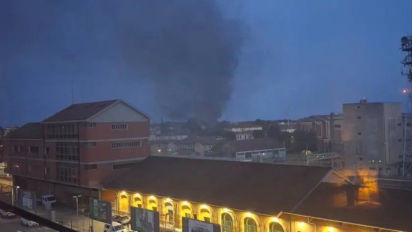 La colonna di fumo è stata vista in tutta la città