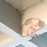 Il danno alla trave provocato dal camion