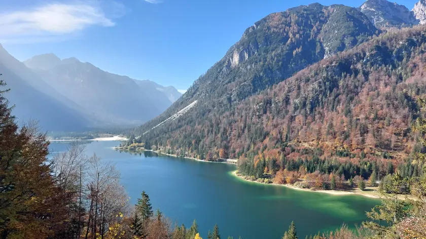Una veduta del lago di Raibl a Cave del Predil.