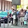 L’intervento dei carabinieri davanti alle Cucine popolari