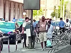 L’intervento dei carabinieri davanti alle Cucine popolari