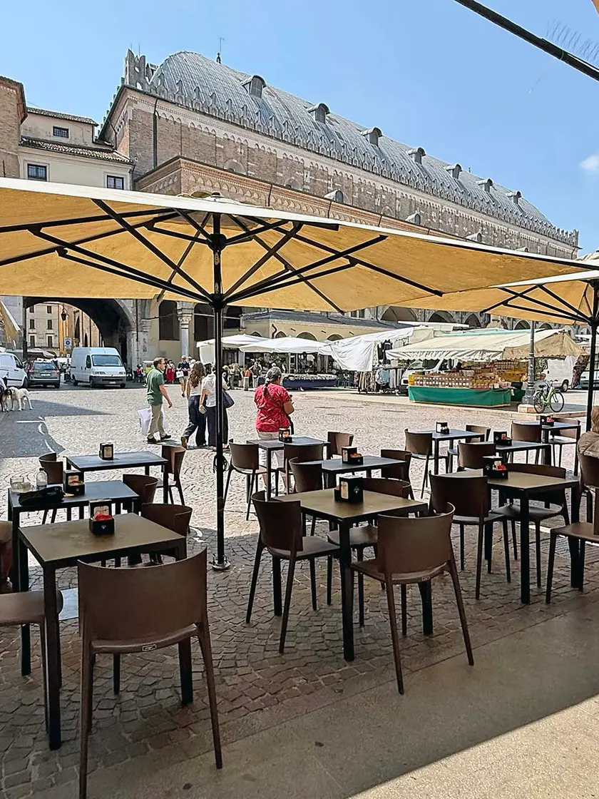 Tavoli semivuoti nelle ore più calde della giornata a Padova