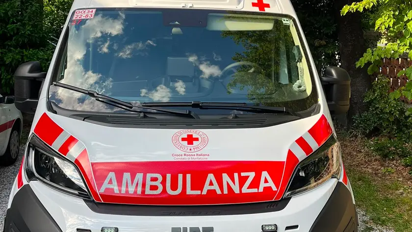 Prende a pugni un passante e sputa in faccia a un altro: identificato un 34enne