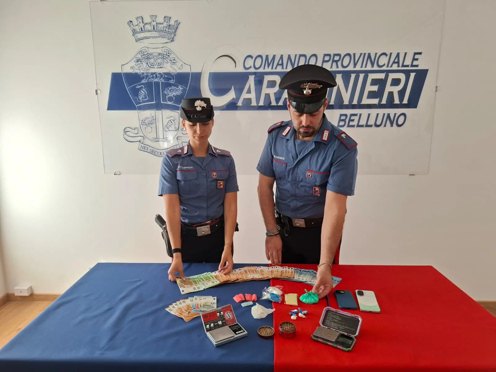 I carabinieri con il materiale sequestrato
