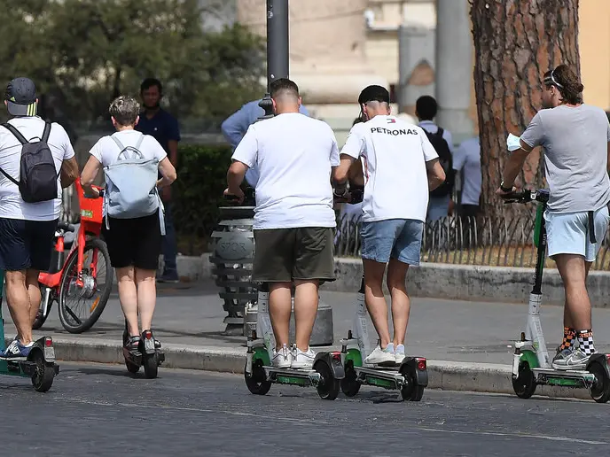 Sempre più in voga i monopattini per gli spostamenti in città