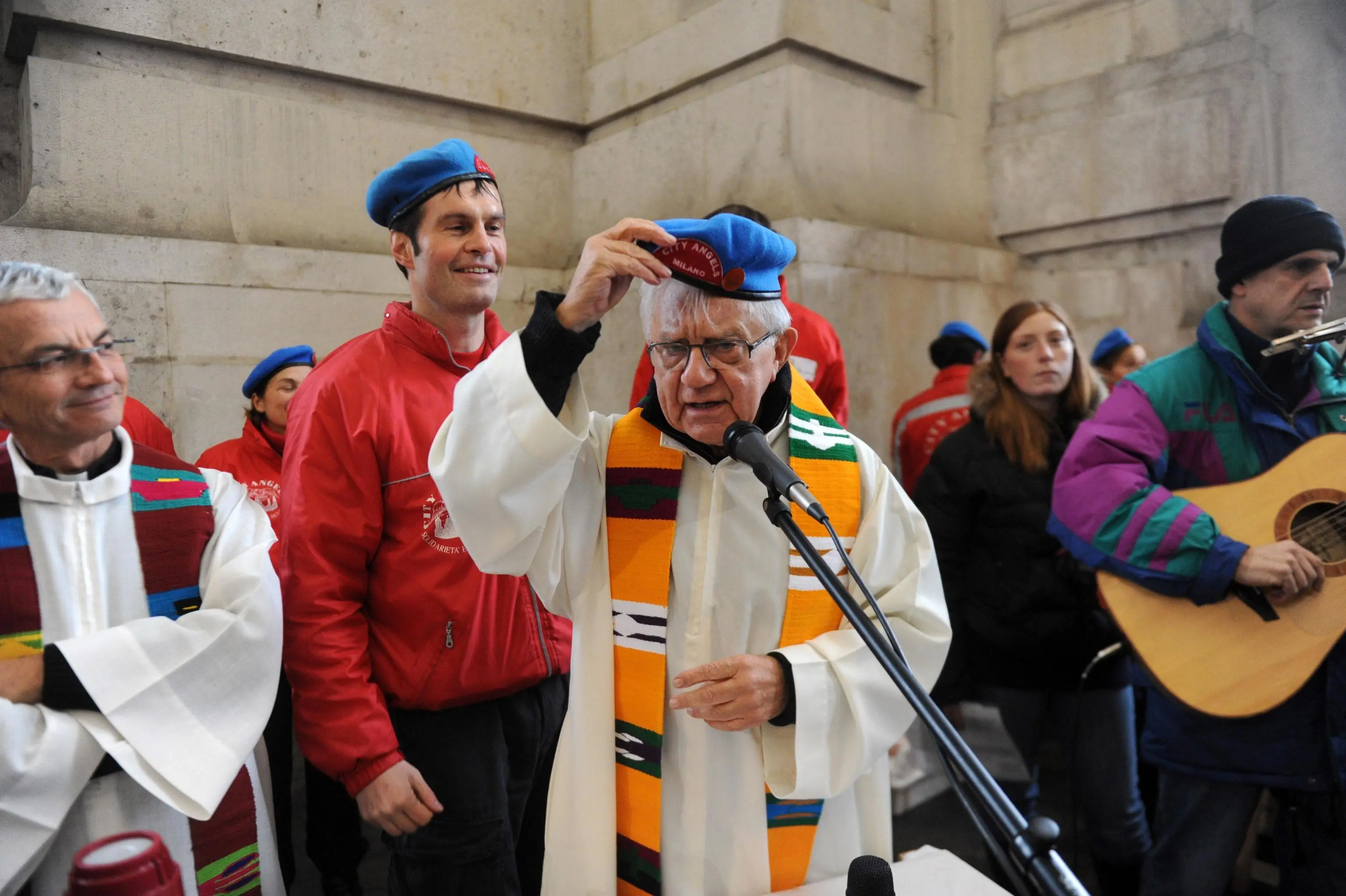 Don Antonio Mazzi celebra la messa di Natale per i senzatetto a Milano nel 2009