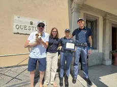 La consegna della targa alla questura per il salvataggio di Aiko
