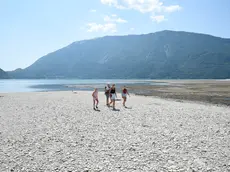 Il lago di Santa Croce calato in modo impressionante