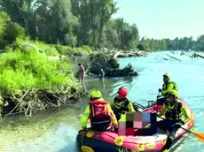 Un intervento dei vigili del fuoco lungo il Brenta