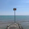 Il cartello con il divieto di tuffo a Jesolo nel pontile della torretta 14