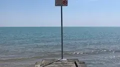 Il cartello con il divieto di tuffo a Jesolo nel pontile della torretta 14