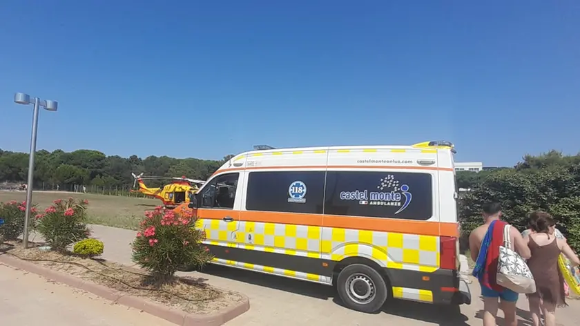 Ambulanza ed elisoccorso intervenuti sulla spiaggia di Bibione