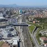 Una vista aerea del fascio di binari ferroviari che divide Padova