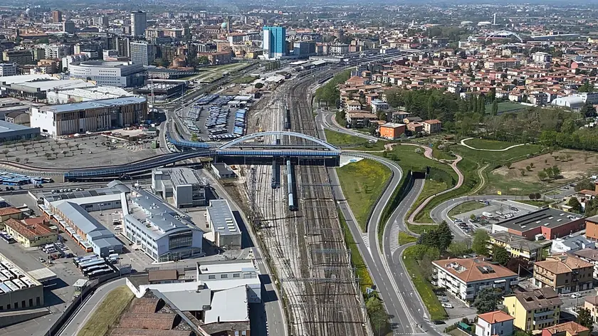 Una vista aerea del fascio di binari ferroviari che divide Padova