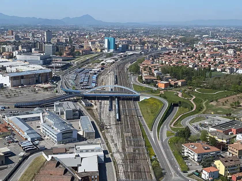 Una vista aerea del fascio di binari ferroviari che divide Padova