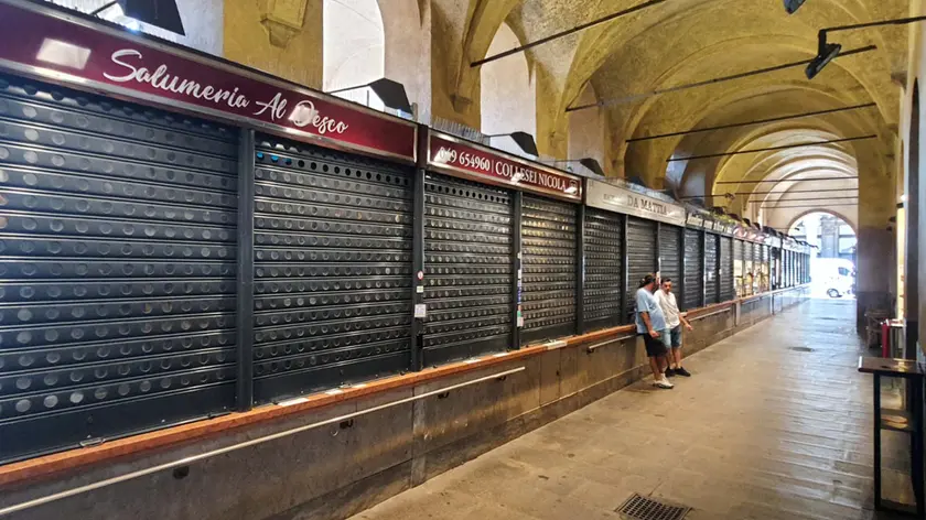 https://images.mattinopadova.it/view/acePublic/alias/contentid/1svj9utksuqnzp65aqs/0/copia-di-malfitano-agenzia-bianchi-padova-negozi-salone-chiuso.webp?f=16%3A9&amp;w=840
