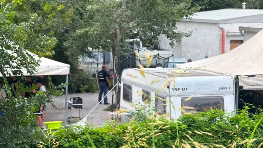 Maxi blitz al campo nomadi di via Longhin a Padova, decine di agenti schierati