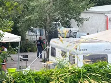 La polizia al campo nomadi in via Longhin (foto Agenzia Bianchi)
