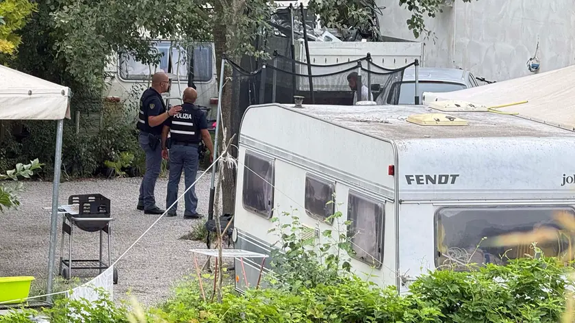 Il blitz della polizia al campo nomadi di via Longhin